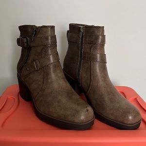 Bran new BareTrap boots